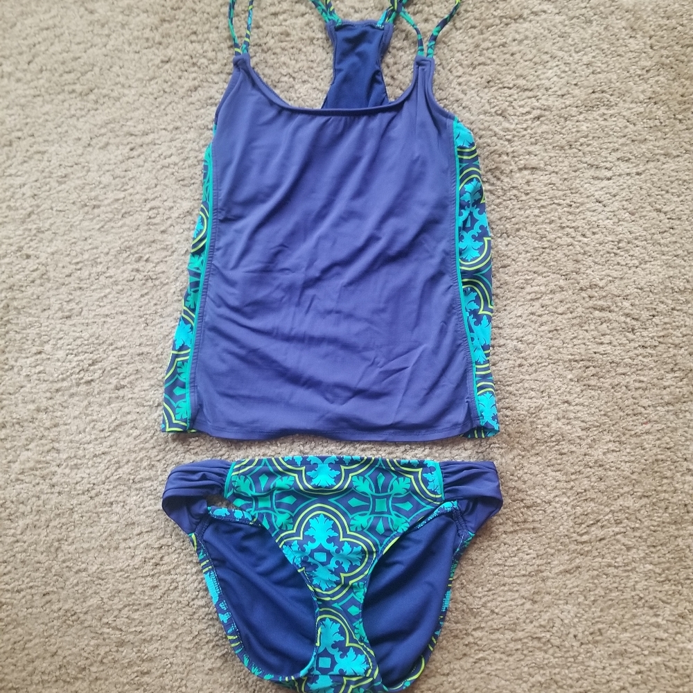 Stylus 2 piece swimsuit top size M/ bottom size L